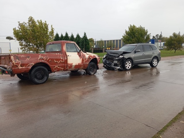 Intent� esquivar una bici, la embisti� y termin� chocando